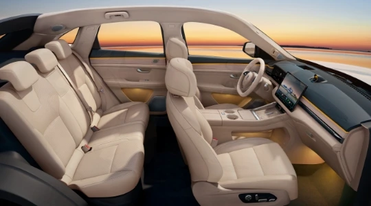 AITO New M5 Ultra — مقاعد سحابية مريحة في جميع الصفوف