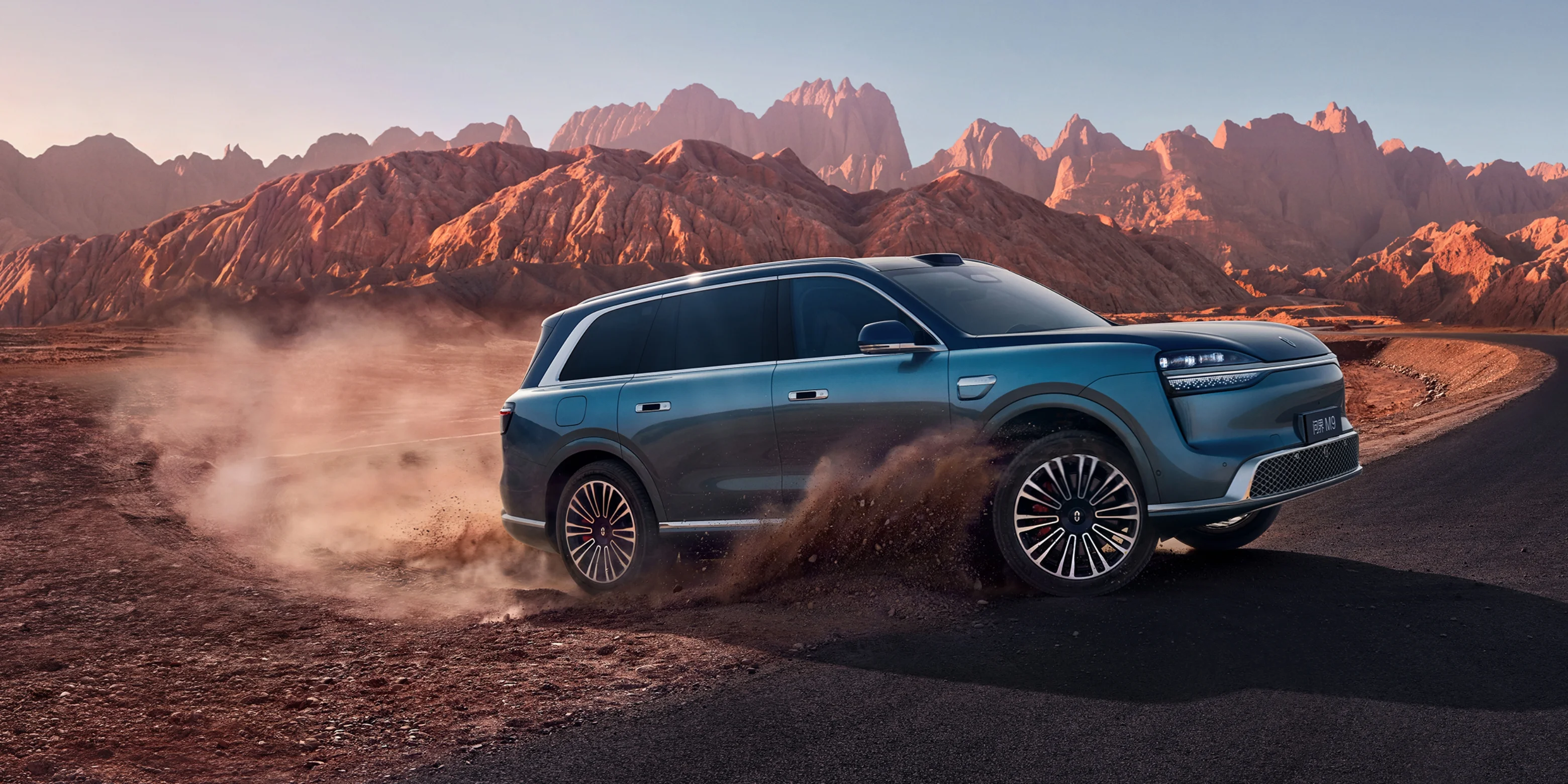 Rear-wheel steering offers an 8° maximum crab angle1, ±8° rear steering1 and a minimum turning radius of 5.1 m1.